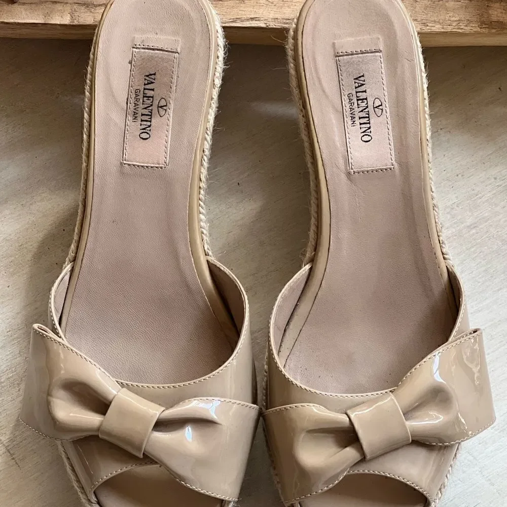 VALENTINO Mena Patent Leather Bow Accents Espadrilles in nude and jute 38.5/8